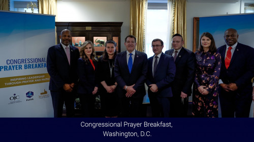 Os representantes do Movimento Social Internacional ALLATRA participaram num pequeno-almoço de oração no Congresso onde decorreu um diálogo construtivo sobre assuntos de paz e segurança